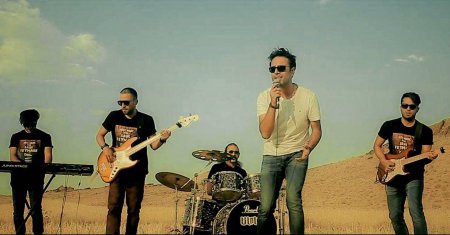 آهنگ از روی دنیا میپرم از گروه هامان